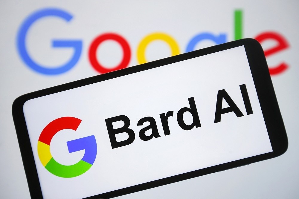 Bard, un modelo de lenguaje de Google AI, indexa conversaciones de usuarios para compartir en la red, suponiendo de entrada un riesgo.